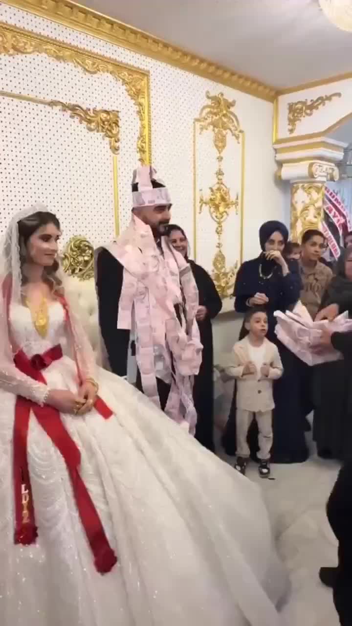 На свадьбе в Мардине жениху подарили шлем и жилет из банкнот