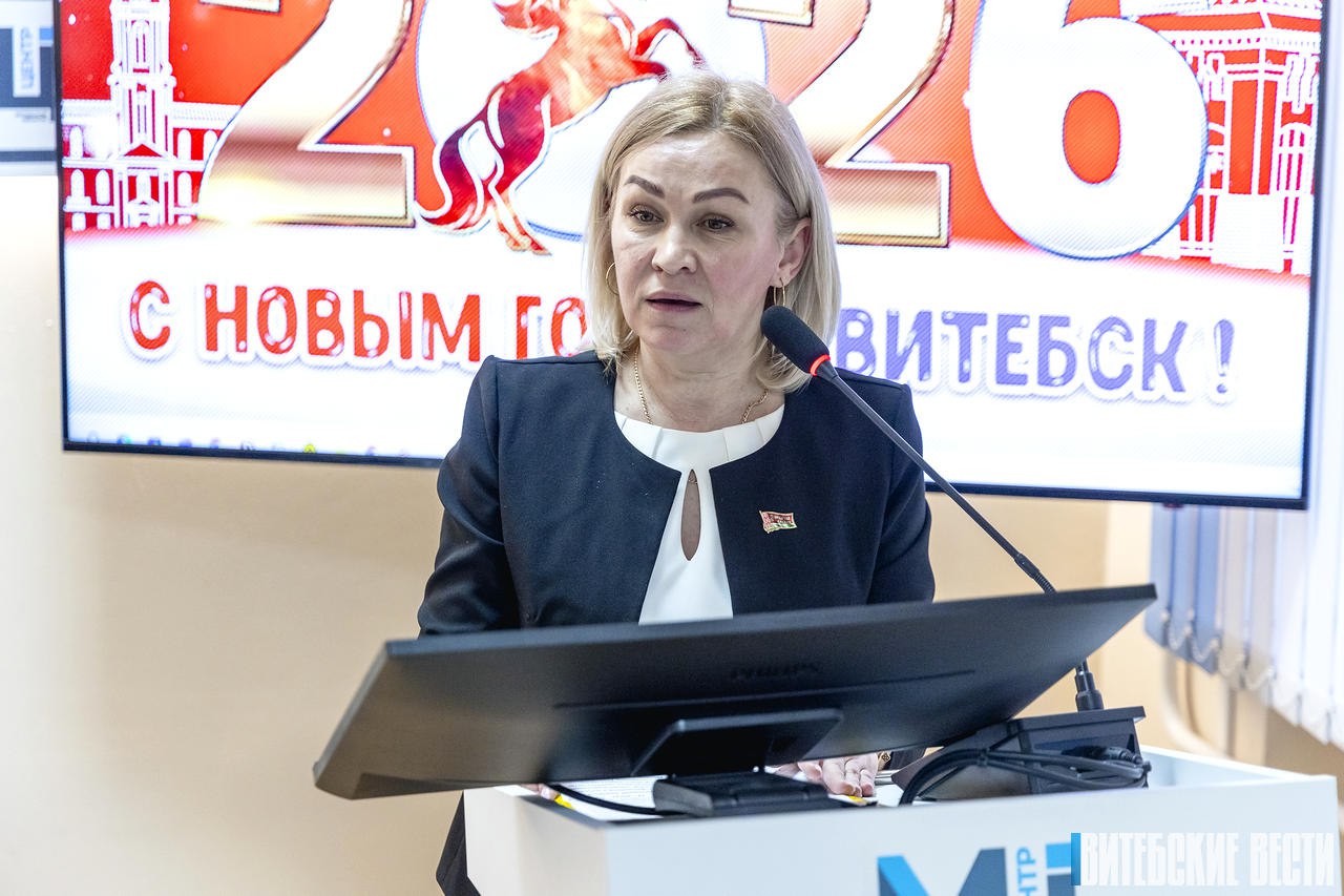 20 декабря в 17 00 на площадке возле Ледового дворца спорта состоится открытие главной елки Первомайского района Программа будет насыщенной и разнообразной что сделает праздник ярким и запоминающимся Будет организована работа фудкортов и аттракционов 14 января пройдет благотворительный хоккейный матч Добрый лед в Ледовом дворце отметила главный специалист отдела по образованию администрации Первомайского района г Витебска Олеся Воробьева Сайт TikTok VK Instagram YouTube ОК Стикерпак ВВ Чат бот