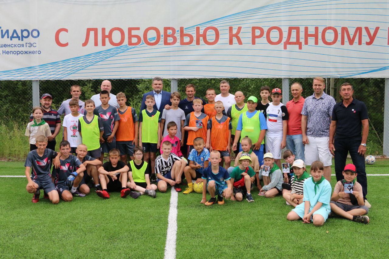 В субботу в Абазе стартовало первенство Сибирского и Дальневосточного федеральных округов в рамках зонального этапа первенства России по футболу среди команд спортивных школ среди юношей до 18 лет. Участвуют команды из Абазы, Барнаула и Рубцовска. Победитель определится сегодня. Почётными гостями футбольного турнира стали чемпион России по футболу в составе московского «Локомотива», бронзовый призёр Евро-2008 Дмитрий Сычёв, чемпион мира по хоккею 1993 года Андрей Николишин и известный спортивный комментатор Денис Казанский. Для юных футболистов это уникальный шанс перенять мастерство у профессионалов высочайшего уровня. Особенно ценны мастер-классы Дмитрия Сычёва – он не просто демонстрирует технические элементы, а детально разбирает с ребятами все нюансы игры. Его богатейший опыт, полученный под руководством таких тренеров, как Олег Романцев, Юрий Сёмин и Гус Хиддинк, делает каждое занятие очень ценным для молодых игроков. Мастер-классы проводились не только в Абазе, но и в Черёмушках, в лицее «Эврика», где спортсмены побывали сегодня. Ребята были в восторге: задавали вопросы, получали автографы, фотографировались со звездами. Кульминацией встречи стала серия пенальти. И здесь юные футболисты одержали неожиданную победу! Если Дмитрий Сычёв реализовал свой удар идеально, то удары Андрея Николишина и Дениса Казанского юный вратарь уверенно отразил. Огромное спасибо Дмитрию Сычёву, Андрею Николишину и Денису Казанскому за их вклад в популяризацию спорта. За последние полгода они уже во второй раз приезжают в нашу республику, и очень надеемся, что такие встречи станут доброй традицией! И, конечно, отдельная благодарность неравнодушным руководителям абазинских предприятий - Виталию Руслановичу Михееву, Олегу Валерьевичу Чекушкину, главе города Валентине Николаевне Филимоновой. Благодаря их участию яркий спортивный праздник удался на славу.