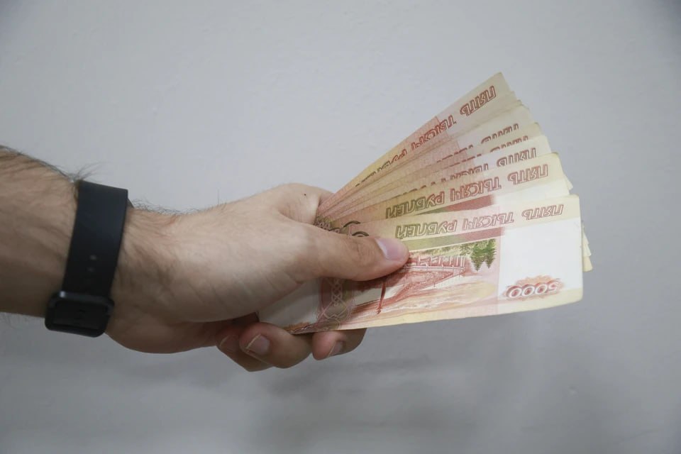 Челябинец стал фигурантом уголовного дела из за денежных переводов В Челябинске сотрудники ФСБ задержали 49 летнего горожанина по подозрению в финансировании экстремизма Как рассказали в региональном УФСБ мужчина сторонник запрещенной в России организации Этой организациям он трижды высылал деньги По данным следствия вступившим в законную силу решением Московского городского суда Российской Федерации от 9 июня 2021 года одно из общественных движений признано экстремистской организацией и ликвидировано уточнили в СУ Следственного комитета по Челябинской области Следователи возбудили в отношении горожанина уголовное дело Челябинцу грозит штраф до 700 тыс рублей или лишение свободы на срок до 8 лет   Подписаться на chelkp Мы в MAX