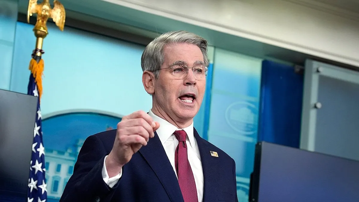 Глава Минфина США объяснил смягчение санкций против российской нефти Это было необходимо Вашингтону для поддержания сырьевого рынка что способствовало стабилизации цен на топливо пояснил Скотт Бессент Были сценарии конца света нефть поднимается до 150 до 200 до 250 долларов сказал он на брифинге в Белом доме По словам министра выдача генеральной лицензии на покупку российской нефти помогла сбалансировать цены на топливо При этом Бессент затруднился назвать объём нефти который мог быть продан в рамках выданного документа Он допустил что речь может идти о 2 млрд долларов дохода Подписаться на Говорит Москва Telegram VK MAX