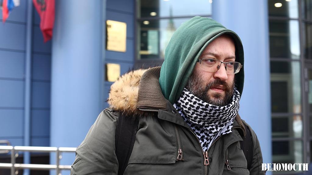 Суд в Москве заочно приговорил журналиста и бывшего муниципального депутата Илью Азара к четырем годам колонии по делу об участии в деятельности организации Депутаты Мирной России признанной нежелательной на территории РФ Такой же срок назначили трем другим обвиняемым по этому делу Азар в разные годы сотрудничал с изданиями Газета Ru Русский репортер Lenta ru Meduza В 2017 году он пришел в Новую газету в том же году выдвинул свою кандидатуру на муниципальных выборах в районе Москвы Хамовники В мае 2022 года на Илью Азара составили протокол по статье о дискредитации армии с чем он не согласился Считается в России иноагентом Организация признана нежелательной на территории РФ Подпишитесь на Ведомости