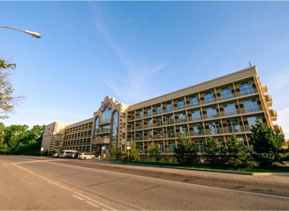 Нового года не будет Гостиница Ривьера на Заимке отменяет мероприятия Заимка Плюснина находится в состоянии банкротства По информации ИА AmurMedia последние месяцы идёт передача предприятия от одного юрлица другому По устному джентльменскому соглашению сторон уходящий собственник получил право править до конца года передачу имущества назначили на январь Но в минувшую пятницу представители нового собственника зашли в здание с представителями силовых структур и всех сотрудников пригласили с вещами на выход Наш источник сообщил что неясна судьба коллектива порядка 100 человек остались без внятного будущего Также клиентам забронировавшим гостиницу на корпоративы или под дружеские посиделки похоже придется попрощаться с предоплатой Фото ТГ канал 18 гостиницы AmurMedia Прислать новость