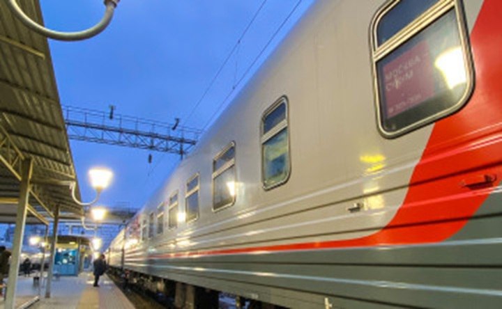 Молодой мужчина погиб под колёсами пассажирского поезда в Ростовской области Неизвестный мужчина погиб от наезда пассажирского поезда в Аксае ночью 2 января По невыясненным обстоятельствам произошёл наезд пассажирского поезда 084С Адлер Москва на пешехода мужчину В результате происшествия мужчина на вид около 40 лет получил тяжёлые травмы и скончался до прибытия медиков сообщил telegram канал спасателей 112 Аксайского района В настоящее время железнодорожное движение восстановлено причины происшествия и личность погибшего устанавливаются новости ростовскаяобласть Подпишись на donnewsru