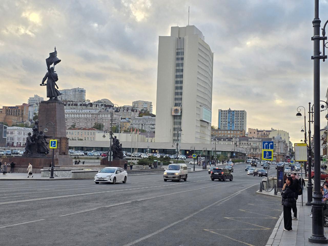 Почти 55 миллиардов рублей составит бюджет фонда ОМС Приморья в 2026 году Это на 3 больше чем в текущем году Основной объем средств направят на выполнение программы обязательного медстрахования а также на повышение квалификации медработников и приобретение оборудования Соответствующий законопроект в первом чтении приняли депутаты ЗСПК на ноябрьской сессии Основную часть доходов регионального ФОМС составит субвенция целевое финансовое пособие из федерального фонда ОМС Из этого источника в следующем году планируют получить почти 53 8 млрд руб Ко второму чтению объем финансирования могут скорректировать с учетом нераспределенного резерва федерального ФОМС Подписывайтесь на РБК Восток