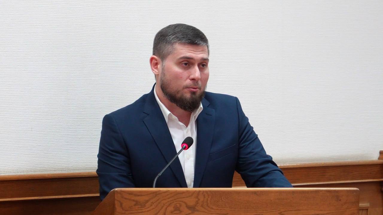 Служба по работе с безнадзорными животными отчиталась о результатах работы и планах по строительству приюта Директор МБУ Служба по работе с безнадзорными животными Рашид Джанбатыров доложил о проделанной работе и представил предложения по развитию службы  Итоги работы со безнадзорными собаками С июня 2025 года служба выполнила переданные ей полномочия в полном объёме Основной деятельностью является отлов безнадзорных собак с последующей стерилизацией вакцинацией против бешенства чипированием и возвратом в прежнюю среду обитания Отловлено 257 собак из запланированных 456 Проведено 139 кастраций и 118 стерилизаций Вакцинировано и чипировано все 257 животных  Увеличение штата специалистов по отлову с 5 до 9 человек позволило обработать центральную часть города более чем на 90 и приступить к работе в пригородных посёлках Для решения проблемы миграции собак из Каспийска планируется заключить с этим муниципалитетом контракт на 2026 год  Материально техническое обеспечение В первом квартале 2026 года запланировано создание ещё одной бригады по отлову и приобретение дополнительного транспортного средства для работы в посёлках  Отлов сельскохозяйственных животных За отчётный период служба также занималась отловом безнадзорного сельскохозяйственного скота Отловлено 78 лошадей и 94 головы крупного рогатого скота КРС Возврат владельцам производился только после уплаты штрафов Общая сумма взысканных штрафов составила 426 тысяч рублей В отношении злостных нарушителей практиковался возврат скота только после его забоя  Перспективы строительство приюта По поручению руководства города начата разработка проектно сметной документации для строительства современного приюта для безнадзорных животных на базе учреждения В планы входит Ограждение территории Укладка дорожного покрытия Строительство здания с 156 индивидуальными вольерами для собак Создание отдельного загона для содержания КРС и лошадей Мэрия Махачкалы MAX