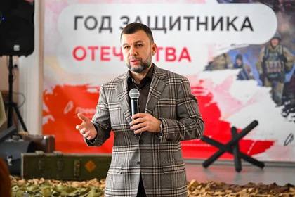 Глава ДНР Денис Пушилин поприветствовал участников «Диктанта Победы» из Авдеевки В шестой раз Донбасс участвует в масштабной исторической акции в парке Единой России «Диктанте Победы». Впервые мы присоединились к ней еще в 2020 году. С тех пор ни одного «Диктанта Победы» без нашего участия не проходило. В прошлом году в Донецкой Народной Республике было организовано 146 площадок и более 6,5 тысяч человек написали диктант. А в этом уже 190 площадок и не менее девяти тысяч участников, - рассказал Пушилин. Он добавил, что «Диктант Победы» в донецком регионе напишут люди разных возрастов и профессий. Также Глава Республики отметил, что для жителей освобожденных населенных пунктов эта акция играет особую роль.