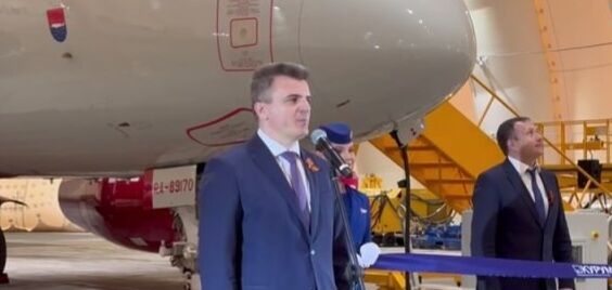 Вячеславу Романову предложили возглавить новое направление Вячеслав Федорищев заявил о создании новой структуры Губернатор Самарской области Вячеслав Федорищев предложил вице губернатору Вячеславу Романову возглавить новое направление которое объединит работу уполномоченного по правам предпринимателей уполномоченного по развитию промышленности и руководство Российского союза промышленников и предпринимателей Усиливая каркас правительства Самарской области мною принято решение что несколько таких важных рабочих органов будут объединены в один У нас будет совмещена работа уполномоченного по правам предпринимателей уполномоченного по развитию промышленного сектора а также с совмещением с руководством одной из деловых организаций предположительно это РСПП это будет одна такая большая важная работа Я буду рекомендовать кандидатуру Романова Вячеслава Михайловича на эту работу сказал глава региона на оперативном совещании Вячеслав Федорищев отметил что уже обсудил вопрос с главой Российского союза промышленников и предпринимателей Александром Шохиным Около 20 лет Вячеслав Романов отслужил в правоохранительных органах В Самарскую область чиновник переехал из Тульской области