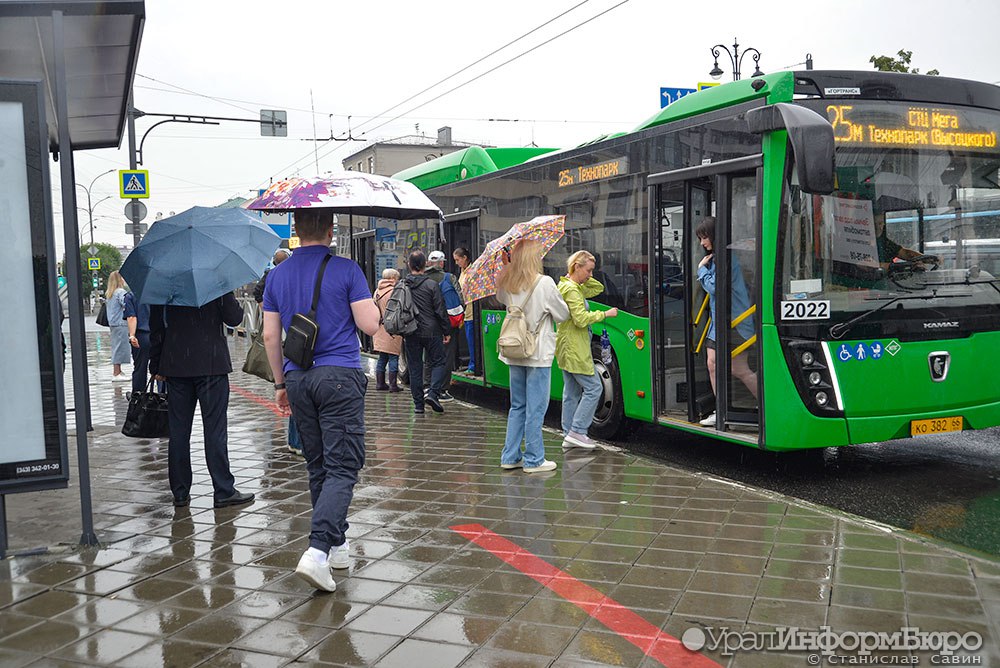 В Екатеринбурге проезд в общественном транспорте подешевеет до 24 рублей Но только для тех кто оплачивает его по QR коду С 1 сентября до конца года размер скидки вырастет более чем вдвое сообщил врио губернатора Денис Паслер Сейчас при оплате через систему быстрых платежей пассажиры платят за билет 29 рублей То есть на 4 рубля дешевле общей стоимости Кроме Екатеринбурга акция будет действовать на маршрутах в Берёзовском Верхней Пышме Ивделе Ирбите Каменске Уральском Краснотурьинске Новоуральске Талице