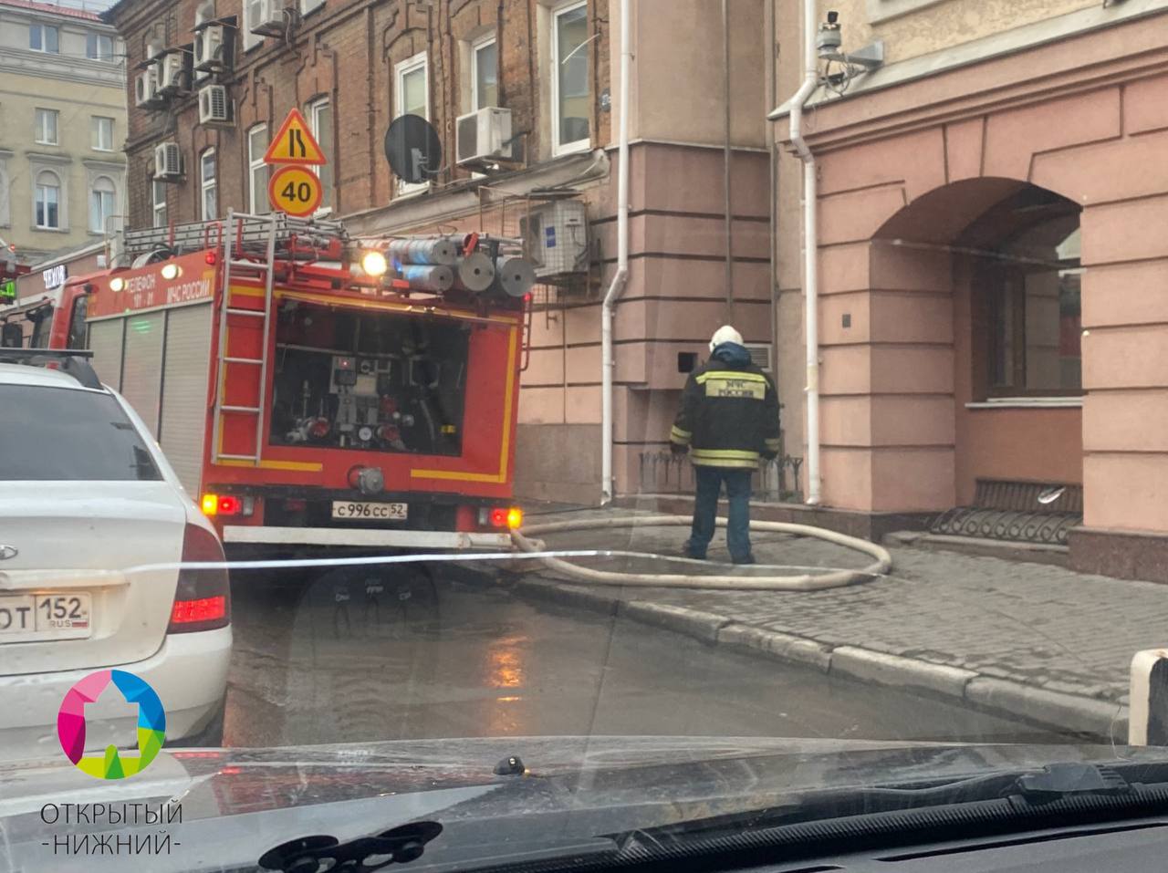 Этим утром на Алексеевской улице Нижнего Новгорода образовалась нехилая пробка из-за пожарных машин  их там шесть . По словам очевидцев, в одной из кафешек произошел пожар. Выясняем подробности.  За фото спасибо нашему подписчику