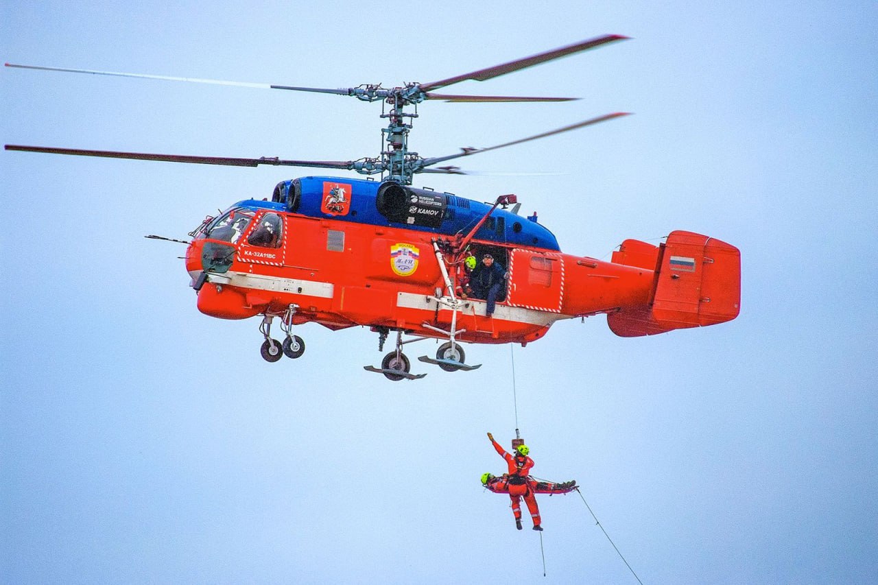 Московский авиационный центр  МАЦ  пополнился новым пожарным вертолетом Ка-32А11ВС. Об этом в своем телеграм-канале сообщил Сергей Собянин.  Теперь авиапарк МАЦ насчитывает 12 винтокрылых машин. Из них шесть пожарных, пять санитарных и одна разведывательная.  Экипажи дежурят круглосуточно. Время прибытия на вызов в среднем составляет 10–15 минут с момента подачи заявки.  Планируется и дальше пополнять авиапарк новой техникой, а также развивать авиационно-спасательные технологии в столице.  #вертоновости #вертопожары