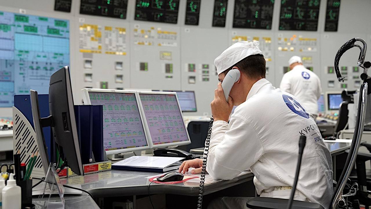 Курская АЭС завершила выполнение годового плана ФАС России по выработке электроэнергии раньше срока 18 декабря Курская АЭС перевыполнила годовое государственное задание ФАС России выработав 13 154 млрд кВт ч электроэнергии Эта АЭС снабжает электричеством 19 регионов страны обеспечивает свыше 90 потребностей промышленных предприятий Курской области и составляет 35 установленной мощности электростанций Черноземного региона