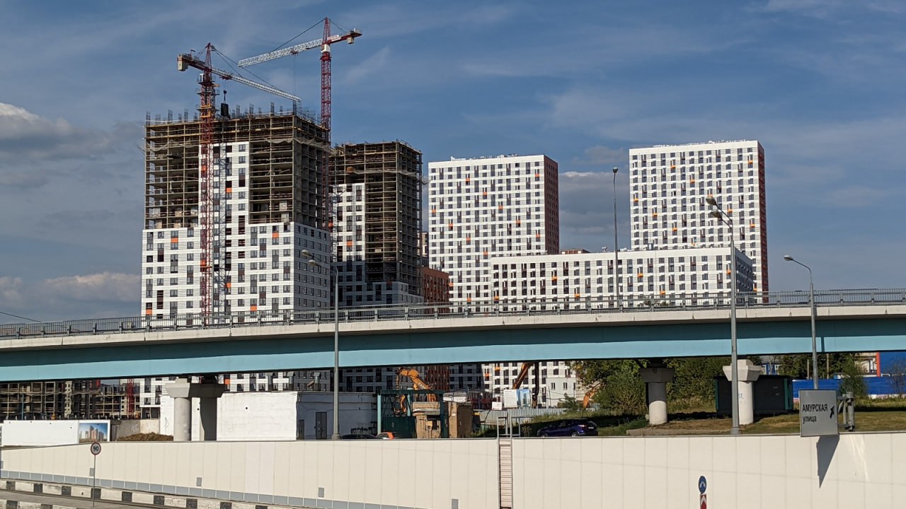 Май не задался: за год продажи новостроек в Московском регионе сократились на 37,1% По итогам мая 2025 года в Московском регионе было продано 6,87 тыс. квартир и апартаментов, что на 19,6% меньше, чем в апреле и на 37,1% меньше, чем годом ранее. В старых границах Москвы сокращение было стремительным, в итоге май показал худший результат не только за этот год, но и за последние 2,5 года — общее количество ДДУ сократилось на 22,2% по сравнению с апрелем. За месяц было зарегистрировано 3,27 тыс. сделок, текущий уровень спроса на 42,6% ниже, чем в мае 2024 года. В Новой Москве в мае спрос провалился еще сильнее, чем в старых границах, по итогам месяца было продано 1,84 тыс. квартир и апартаментов, что на 23,1% меньше, чем в апреле и на 33,5% меньше уровней мая 2024 года. Проекты ближнего Подмосковья оказались наиболее устойчивы к сокращению спроса, здесь снижение за месяц составило 9,6%, в мае было зарегистрировано 1,76 тыс. ДДУ. По сравнению с прошлым годом текущие объемы на 28,5% меньше. Средние цены во всех локациях продолжают постепенный рост, так в Москве за месяц цены выросли на 3,9%, в Новой Москве – на 7%, а в ближнем Подмосковье прирост составил 4,5%, годовой рост цен достиг 11,1%, 15,9% и 10,1% соответственно.