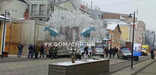 Странный человек в балаклаве навел шуму на Большой Покровской улице. Из-за него туда съехались, по словам очевидцев, полиция, Росгвардия и даже пожарные.  Вызвали правоохранителей испуганные посетители «Додо пиццы». Как пишет Telegram-канал Ni Mash, незнакомец с черной сумкой поднялся там на второй этаж, подскочил к группе подростков и начал кричать. Затем он сбежал. Мужчину с балаклавой ищут.  Фото: ЧП   ДТП Нижний Новгород