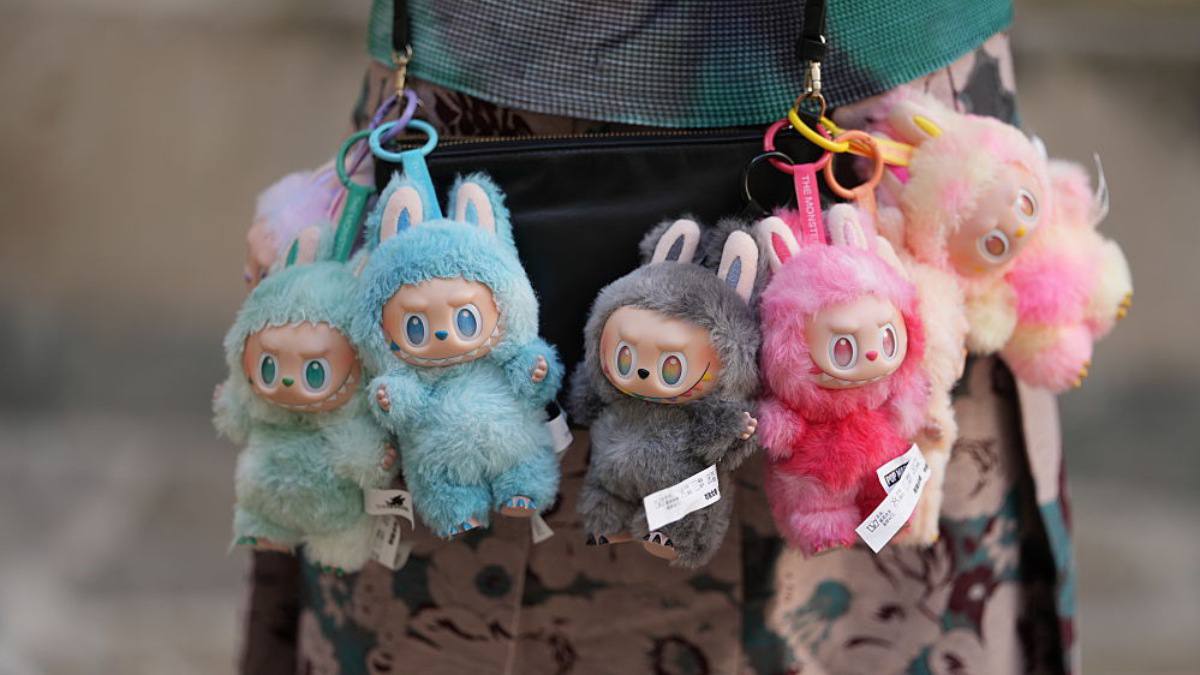 Россияне купили в прошлом году почти 5 млн игрушек Labubu на 3 2 млрд рублей на маркетплейсе Wildberries В сентябре на платформе фиксировалось снижение спроса на игрушки но перед Новым годом продажи снова показали рост Edward Berthelot Getty Images