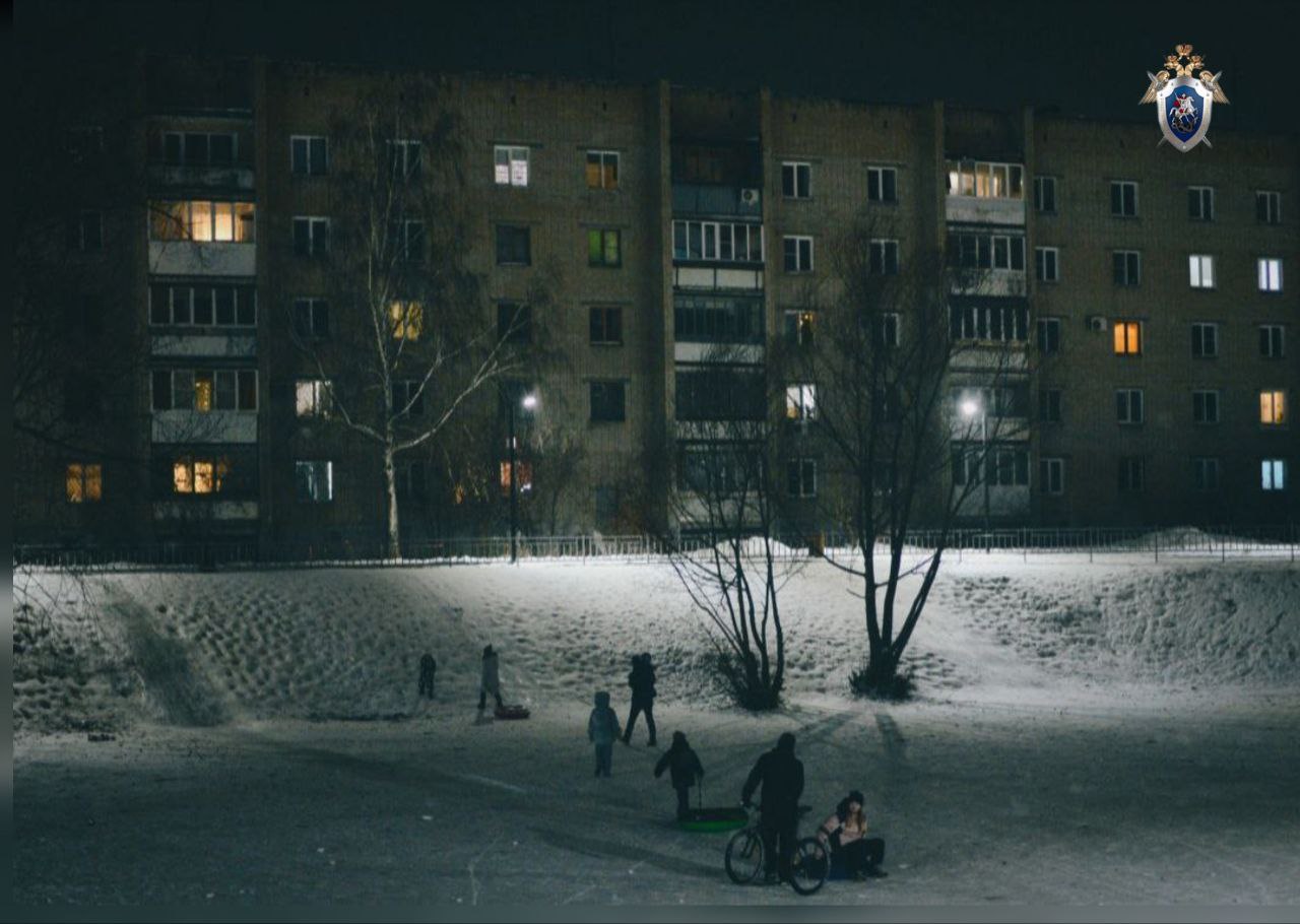 Следственный комитет проверил горку после травмы спины у школьника в Челябинске Перелом позвоночника у катавшегося на ледяной горке 12 летнего челябинца стал поводом для проверки регионального Следственного комитета Специалисты осмотрели горку во дворе на улице Громова где получена травма Также в ходе проверки выяснили что ребенок катался с нарушениями правил безопасности Инцидент произошел в поселке Новосинеглазово 1 января Дети съезжали с горки на тюбингах и ледянках Как установили в Следкоме пострадавший ребенок катался в сцепке с товарищем Во время спуска дети расцепились и школьник ударился спиной о ледяную кочку В ходе проведения первоначальных проверочных мероприятий установлено что ледяная горка является стихийной образовавшейся на склоне добавили в ведомстве Процессуальная проверка проводится по признакам халатности Окончательные решения примут после судебно медицинской экспертизы которая уже назначена Подписаться на vecherchel Голосовать за канал