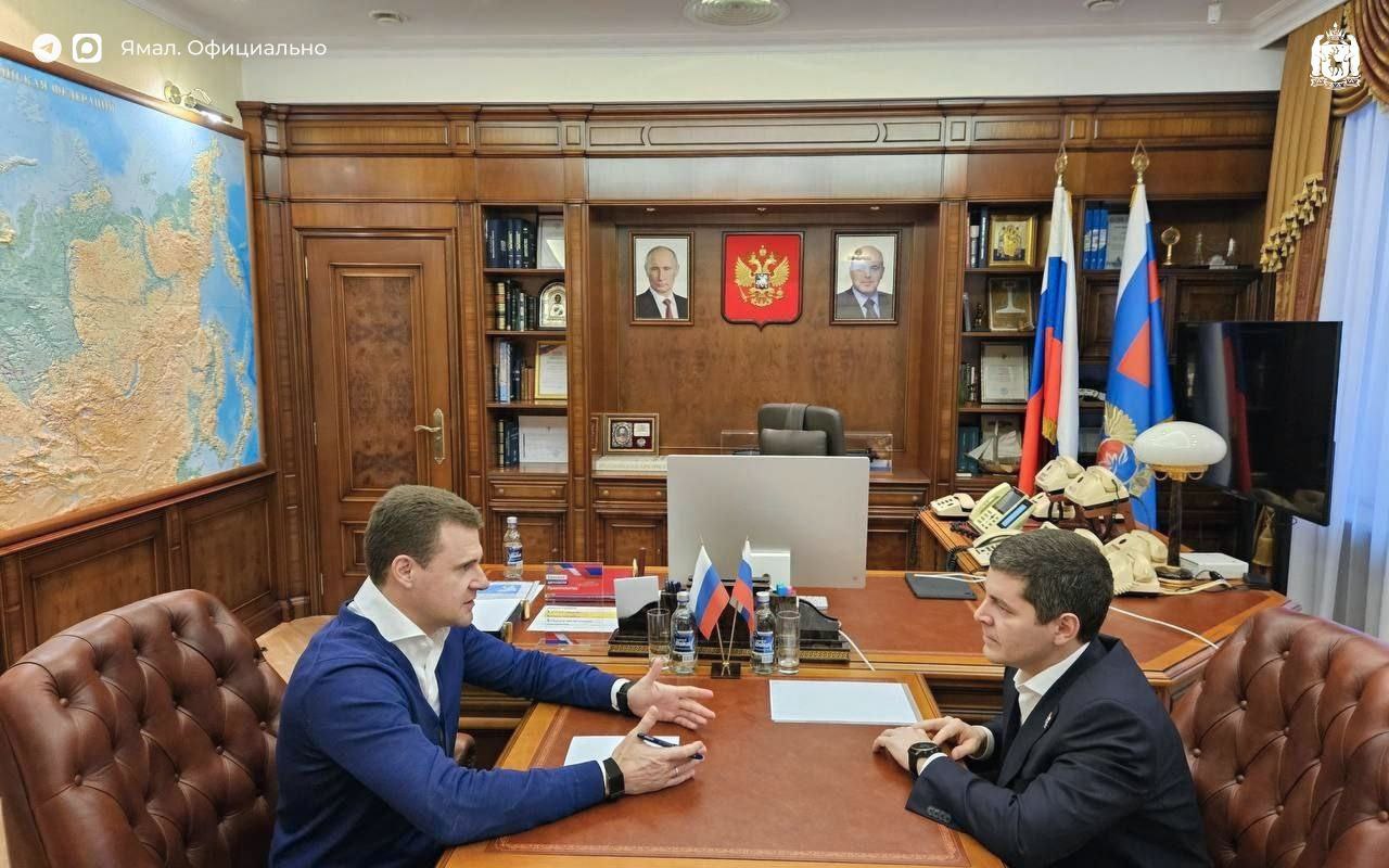 Резидентам Арктической зоны РФ на Ямале расширят налоговые льготы Об этом сообщил губернатор Ямала Дмитрий Артюхов на рабочей встрече с министром РФ по развитию Дальнего Востока и Арктики Алексеем Чекунковым 6 7 8 9 Уже с нового года все резиденты смогут применять единую льготную ставку налога на прибыль зачисляемого в бюджет округа в размере 15 и нулевую ставку налога на прибыль которая идёт в федеральный бюджет Ранее их получали только те компании и предприниматели чьи проекты относились к определённым видам деятельности Льготы станут доступны инвесторам использующим общую схему налогообложения Являясь одним из крупнейших регионов Арктической зоны России Ямал несёт особую ответственность за создание комфортных условий для предпринимательской деятельности Эффективные меры поддержки отвечают запросам ямальского бизнеса способствуя привлечению инвестиций и развитию предпринимательства в сложных климатических условиях В этом году Ямал занял лидирующую позицию среди десяти субъектов Арктики по количеству новых резидентов В регионе планируется реализовать более 180 инвестиционных проектов общей стоимостью свыше 55 млрд рублей сказал Дмитрий Артюхов Льготы будут действовать в течение пяти лет со дня получения первой прибыли По прогнозам 40 резидентов смогут сэкономить и дополнительно направить в развитие бизнеса более 50 млн рублей ЯМАЛ Официально Подписывайтесь на нас в MAX