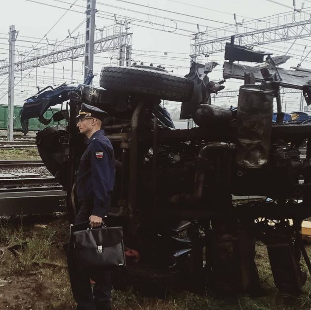 "Невероятно, как он выжил". Автокран выехал под поезд во Мге. Помялись все, кроме водителя  Как сообщила Северо-Западная транспортная прокуратура, во время работ ночью 4 октября на станции Мга водитель крана-манипулятора выехал на пути и столкнулся с грузовым составом. Транспортное средство повреждено, пострадавших нет.   Судя по кадрам с места происшествия, грузовая машина восстановлению не подлежит. У локомотива трещина на стекле и вмятины на бампере.   "Движение пассажирских поездов осуществляется в штатном режиме. По факту ДТП проводится проверка",  - говорится в сообщении ведомства.     СЗТП