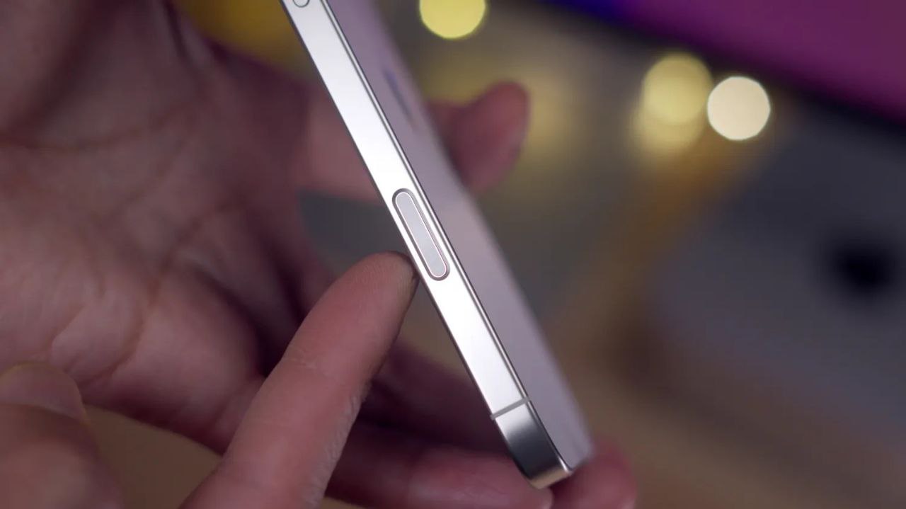 Apple сделает упрощённую кнопку Camera Control в iPhone 18 Слухи о том что Apple собирается полностью отказаться от кнопки Camera Control в будущих iPhone 18 оказались ложными Компания планирует не убирать фишку а сделать её более бюджетной Вместо продвинутого сенсора который реагирует на разные жесты и силу нажатия как это реализовано в iPhone 16 в iPhone 18 появится облегчённый вариант кнопки Это позволит Apple сохранить удобство быстрого доступа к камере и не повышать цену Может хоть упрощённая версия обойдётся без ложных нажатий
