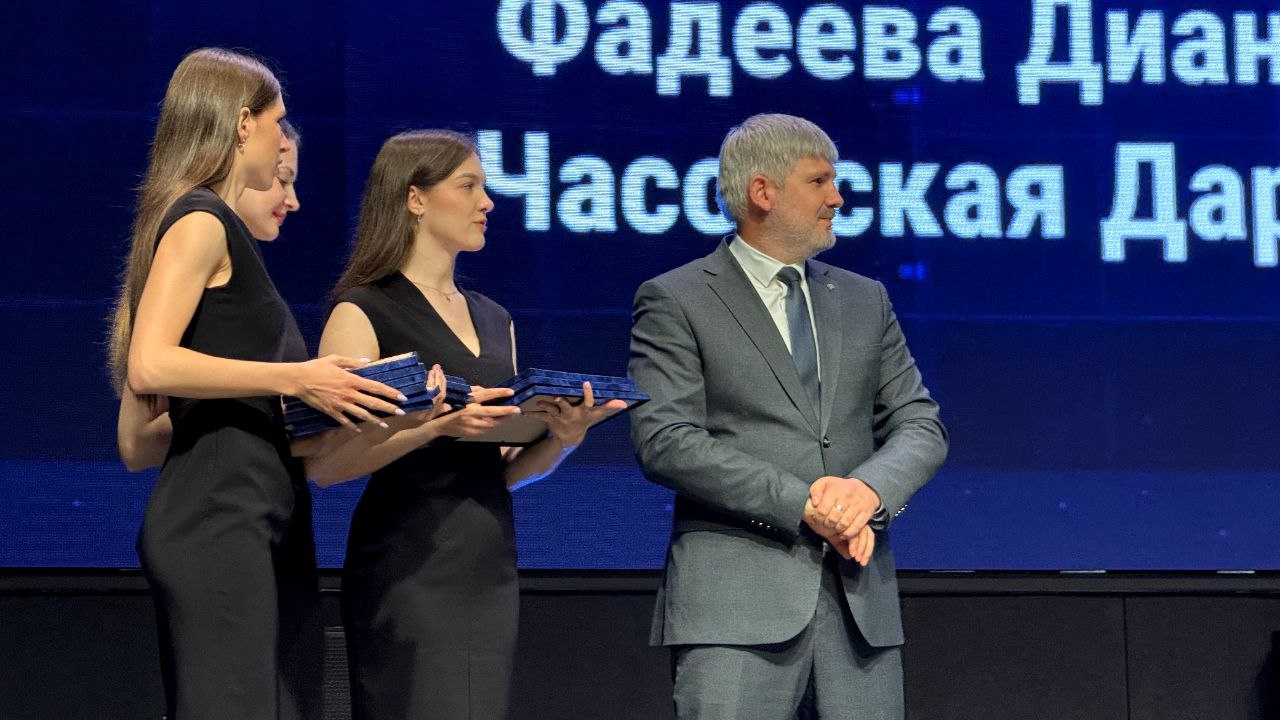 Замминистра строительства и ЖКХ РФ Сергей Музыченко наградил победителей XI Всероссийского инженерного конкурса Направления Минстроя России остаются одними из самых популярных в рамках Всероссийского инженерного конкурса. Более 2100 заявок было представлено на участие в конкурсе по востребованным отраслевым направлениям. Финалистами стали 14 студентов из 7 ведущих вузов России. Сергей Музыченко отметил высокий уровень подготовки проектных работ, обладающих практической значимостью и потенциалом для развития и внедрения. Инженерное образование – это не просто фундамент, это движущая сила строительного комплекса нашей страны. Постоянный приток молодых, талантливых и технологически подкованных инженерных кадров способствует возведению городов будущего, созданию инфраструктуры мирового уровня, достижению технологического лидерства и реализации целей нацпроекта «Инфраструктура для жизни». Инвестиции в молодых инженеров сегодня – это инвестиции в суверенитет, конкурентоспособность и инновационное лицо российской строительной отрасли,— Сергей Музыченко. Всероссийский инженерный конкурс — ежегодное интеллектуальное соревнование, которое проводится с 2014 года по поручению Президента РФ Владимира Путина. Конкурс направлен на развитие кадрового потенциала высокотехнологичных отраслей и привлечение молодежи к решению перспективных производственных, технических и экономических задач стратегического значения.