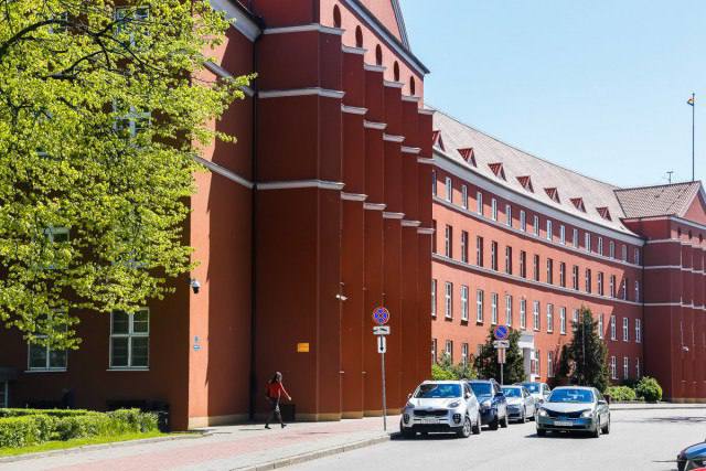 Ответ на санкции Беспрозванных решил изменить структуру правительства Калининградской области В отдельное ведомство выделят министерство промышленности и торговли Изменения планируют ввести с 2026 года Сейчас бизнес сферу курирует министерство экономического развития промышленности и торговли В условиях усиления санкционного давления на калининградский бизнес предполагается что эти изменения позволят более эффективно реализовать задачи промышленного развития региона поставленные губернатором Калининградской области пояснила пресс секретарь губернатора Мириам Башкирова Кроме того из состава регионального правительства исключат агентство по имуществу Сферу будет курировать министерство градостроительной политики земельных и имущественных отношений Подписаться на Калининград Ru