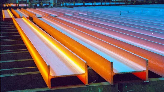 Евраз НТМК запустил производство импортозамещающего двутавра ЕВРАЗ Новый профиль был создан по заказу компании Центртранстехмаш Рязань специализирующейся на производстве автомобильных прицепов и полуприцепов Ранее Центртранстехмаш использовала импортный профиль IPE 220 для изготовления рам полуприцепов рефрижераторов однако в связи с торговыми ограничениями возникла необходимость в локализации производства Новый профиль 22Б3В полностью совместим с существующим оборудованием заказчика при этом применение высокопрочной стали марки С440 повышает прочностные характеристики готовой продукции по сравнению с европейскими аналогами Лабораторные испытания подтвердили соответствие нового профиля импортному прототипу и его улучшенные свойства Первая партия профиля 22Б3В объемом более 300 тонн уже отгружена Центртранстехмашу По данным компании продукция имеет экспортный потенциал в страны СНГ Ближнего Востока и Азии Ваш МеталлургЪ