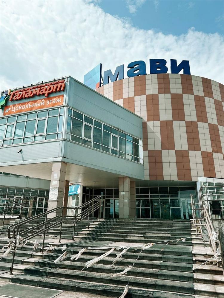 В Красноярске за миллиард продают разваливающийся торговый центр За 1 млрд рублей продают торговый центр Мави на Щорса в Красноярске Соответствующее объявление появилось на одном из сайтов Здание было построено в 2015 года на месте одноименного рынка Его площадь 20 000 квадратных метров Якорный арендатор Аллея В здании есть подземная парковка Летом этого года городские чиновники после многочисленных жалоб горожан проверили техсостояние торгового центра и остались недовольны В мэрии сообщили что красноярцы неоднократно писали им о том что торговый центр находится в неудовлетворительном состоянии и просили принять меры Территория торгового центра не благоустраивается Центральный вход закрыт под предлогом ремонта но ремонт никакой не осуществляется Там разрушена плитка и всё в безобразном состоянии в том числе парковка Ремонт асфальта не производился никогда Яма на яме разметки для инвалидов нет гласит текст одной из жалоб Участники совещания обследовали помещение и территорию вокруг и выявили нарушения Собственникам рекомендовали оценить техническое состояние ТЦ с помощью специализированной организации Информацию о неудовлетворительном состоянии направили в надзорные органы Newslab в ТГ МАХ ОК ВК Дзен Буст