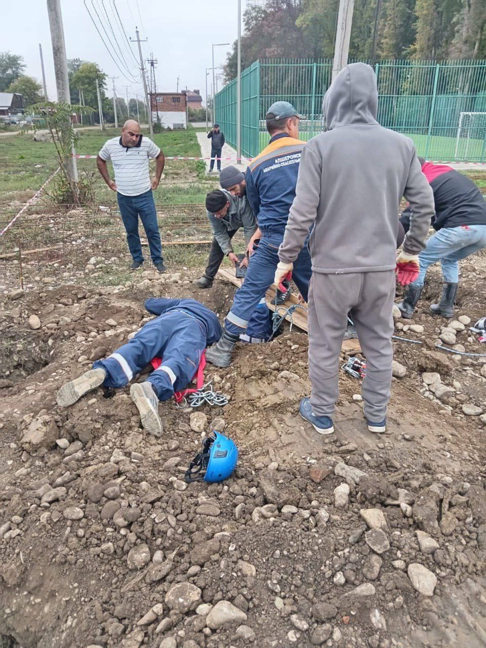 После инцидента с падением ребенка в неогороженную яму в Апшеронске возбуждено уголовное дело Дело заведено по статье о нарушении требований безопасности Следователи осматривают место происшествия Опрашиваются свидетели случившегося Расследование взято на контроль региональным управлением Следственного комитета