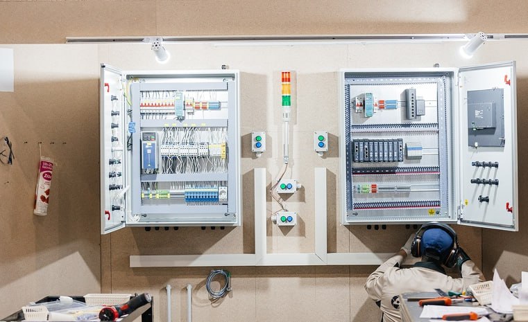 С 1 января 2026 года в Карелии изменится система тарификации за электроэнергию для домов с электрическим отоплением и электроплитами Новый механизм будет поэтапным При потреблении до 6 020 кВт ч в месяц тариф останется на уровне 3 77 рубля за кВт ч При расходе от 6 020 кВт ч до 9 260 кВт ч стоимость повысится до 5 25 рубля за кВт ч Для потребления выше 9 260 кВт ч тариф существенно вырастет и составит 11 09 рубля за кВт ч Около 95 жителей региона смогут продолжать пользоваться выгодным тарифом так как их потребление не превысит первого порога Изменения направлены на более справедливое распределение нагрузки при котором повышенные тарифы коснутся тех кто сильно превышает средний расход электроэнергии особенно за счет электроотопления Подпишись на СЗФОшную