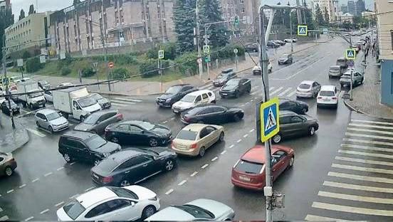 Из-за многочисленных нарушений правил ПДД на перекрёстке улиц Первомайская-Фрунзе образовалась большая пробка ‼ По Первомайской движение осуществляется по 4 полосам. С двух крайних левых осуществляется поворот на Советскую, с двух правых – на ул. Неделина. Однако торопливые водители не соблюдают эти правила и поворачивают и с третьих, и с четвёртых полос. ‼ В результате они препятствуют движению машин на перекрёстке, создают аварийные ситуации и останавливают движение. Будьте аккуратны и внимательны! Не усугубляйте сложившуюся ситуацию с транспортными задержками, связанную с ремонтом инженерных сетей и по возможности выбирайте альтернативные пути движения.