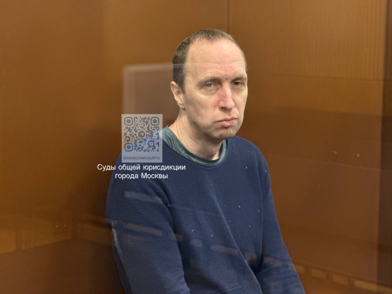 Американец Джозеф Татер, отправленный на принудительное лечение, покинул Россию — ТАСС  «Татеру каким-то образом удалось выйти из медицинского учреждения, куда он был отправлен по решению Мещанского суда Москвы на принудительное лечение. В настоящее время местонахождение американца не установлено, он покинул РФ»,  — заявил источник ТАСС в силовых структурах.  В апреле Мещанский районный суд направил гражданина США Джозефа Татера на принудительное психиатрическое лечение. Американца обвиняли в нападении на сотрудницу полиции после конфликта в московском отеле Radisson. Суд освободил мужчину от ответственности из-за психических расстройств.  В мае Reuters включило Татера в список осужденных в России американцев, которые могут попасть под обмен.  Фото: Московские суды общей юрисдикции / Telegram  Подписаться на «Новую-Европа»