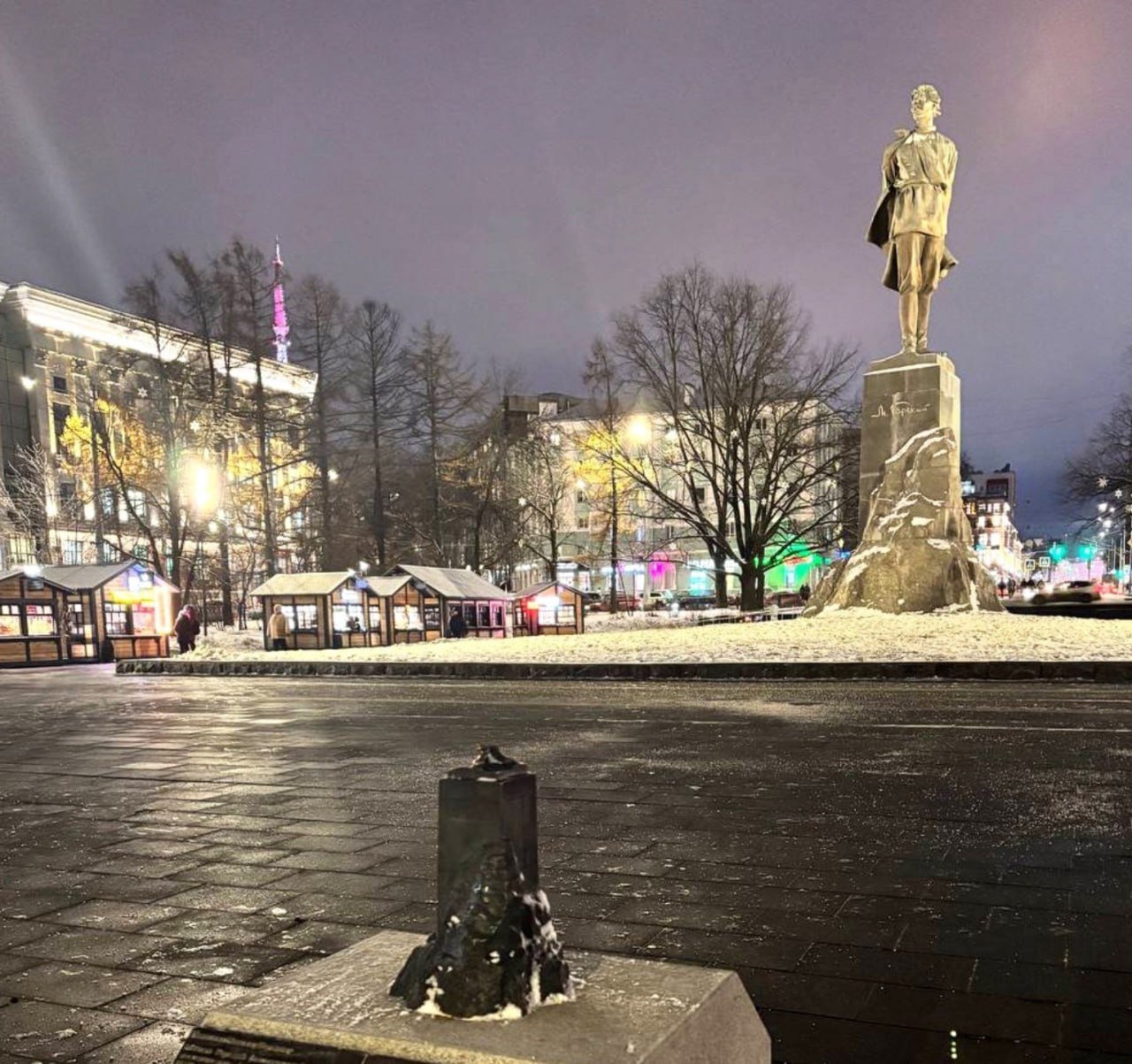 Вандалы сломали тактильный макет памятника Максиму Горькому в центре Нижнего Новгорода. От фигуры остались только обувь и постамент.  Уменьшенную копию скульптуры поставили на площади Горького в ноябре 2023 года. Тогда бронзовые макеты появились у 12 нижегородских достопримечательностей.  В середине ноября этого года вандалы отломали кресты у мини-копий церквей Иоанна Предтечи и Рождественской. Макеты восстанавливает скульптор Кирилл Шаронов.  Фото: Telegram-канал «Мой Нижний Новгород»    Подписывайтесь на «Ъ-Приволжье» Оставляйте «бусты»