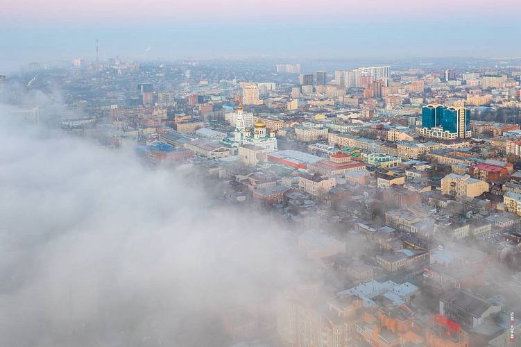 На Дону 663 семьи получили остаток материнского капитала в 2024 году Семьям в Ростовской области предоставлена возможность получить единовременную денежную выплату которая представляет собой неиспользованный остаток средств материнского капитала если его размер не превышает 10 000 рублей По информации Отделения Социального фонда России по региону с начала текущего года такую выплату уже получили 663 семьи Для оформления данной выплаты необходимо подать соответствующее заявление о распоряжении средствами материнского капитала Специалисты фонда рассматривают поданное заявление в течение пяти рабочих дней после чего перевод средств осуществляется также в срок до пяти рабочих дней Вся сумма остатка перечисляется одним платежом на банковский счет владельца сертификата который указывается в заявлении Важным условием является то что размер неиспользованных средств не должен быть больше 10 тысяч рублей если остаток превышает эту сумму в выплате будет отказано Данная выплата производится независимо от того сколько лет исполнилось ребенку и без учета финансового положения семьи Владельцы сертификата могут уточнить точную сумму доступных средств через личный кабинет на портале госуслуг а также обратившись в клиентскую службу Отделения СФР по Ростовской области или в многофункциональный центр Подпишись на 1Rnd Написать в редакцию