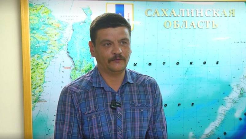 Евгений Хананов — cахалинец, бывший строительный начальник. Он честно ждал, когда его позовут на фронт — и дождался. Командовал отделением, пока вражеская мина не решила проверить его на прочность. Московские врачи осколки вынули, но жажду перемен — оставили. Вернувшись домой, Евгений узнал, что теперь он не просто ветеран с интересной историей, а потенциальный герой программы «Герои Сахалина и Курил». Теперь Хананов учится и говорит, что у него есть что предложить губернатору. А тем временем Владимир Путин постановил: все участники СВО — ветераны. Главное — чтобы программы переквалификации не оказались сложнее, чем выковыривать осколки из спины. Короче, Евгений, держись. Теперь твоя новая миссия — не просто выжить, а сделать Сахалин лучше.