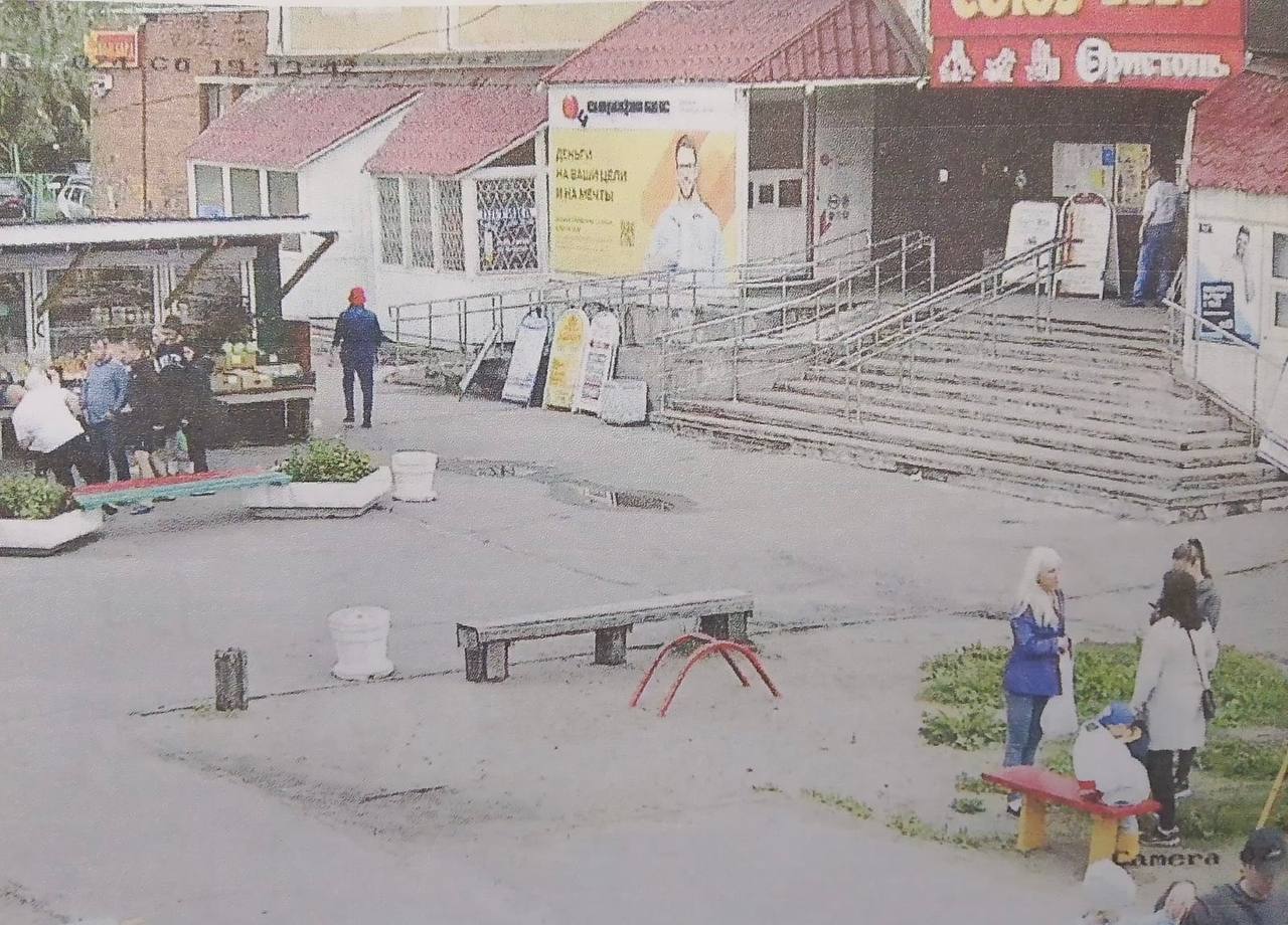 В Архангельске ревнивый рецидивист ответит в суде за попытку замочить конкурента Прокурором утверждено обвинительное заключение по уголовному делу в отношении 26-летнего уроженца Архангельска, обвиняемого по ч. 3 ст. 30, ч. 1 ст. 105 УК РФ «Покушение на убийство». Как установили следователи, вечером 21 ноября 2024 года пьяный архангелогородец, вооружившись ножом, затаился на лестничной площадке одного из домов по проспекту Ленинградский. В подъезде он поджидал 27-летнего гражданина, к которому ревновал свою пассию. Дождавшись, когда конкурент выйдет из квартиры, ревнивец нанёс ему несколько ударов ножом в грудь. Пострадавший выжил, но получил тяжёлое ранение. Свою вину нападавший признал частично, отрицая наличие умысла на убийство. Обвиняемому грозит наказание в виде лишения свободы на срок до 11 лет, — отмечает пресс-служба областной прокуратуры. Уголовное дело будет направлено для рассмотрения по существу в Ломоносовский районный суд. Примечательно, что ранее фигурант был судим за аналогичное преступление. Фото пресс-службы областной прокуратуры