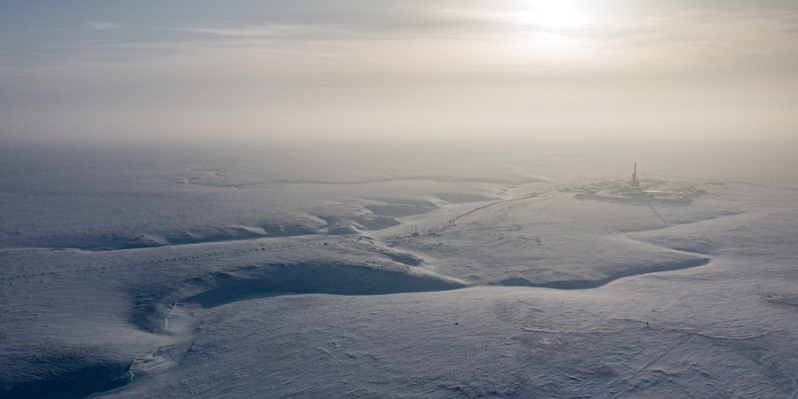 Газпром нефть открыла крупнейшее за 30 лет нефтяное месторождение на Ямале Месторождению присвоено имя Алексея Конторовича одного из основоположников отечественной научной школы геологии нефти и газа и органической геохимии Геологические запасы 55 млн т нефти Подробности открытия месторождение открыто в пределах Южно Новопортовского и Салетинского участков недр т е месторождение частично расположено в акватории Обской губы открытию предшествовали изучение участков в течение трех лет с проведением 2D и 3D сейсморазведки а также создание геологической и гидродинамической моделей недр при бурении поисково оценочной скважины на глубине 2 7 км были получены промышленные притоки малосернистой и низковязкой нефти газа и конденсата бурение круглосуточно сопровождалось из центра управления строительством скважин в Тюмени Новый актив усилит Новопортовский кластер в который входят Южно Новопортовский Суровый и Салетинский участки недр и позволит эффективнее загружать инфраструктуру включая терминал Ворота Арктики по мере снижения добычи на флагманском месторождении   Это открытие крупнейшее для Ямала за последние 30 лет подтверждает что ресурсная база нашей страны еще далеко не полностью изучена И в Арктической зоне и в Восточной Сибири и на многих других территориях остаются возможности для поиска новых крупных и сверхкрупных месторождений углеводородов Поэтому мы продолжаем активные геологоразведочные работы фактически во всех регионах своей деятельности используя в т ч цифровые модели подземных пластов и анализируя данные с помощью искусственного интеллекта   отметил председатель правления Газпром нефти А Дюков В ближайшее время компания приступит к доразведке и подготовке программы разработки На основе полученных данных будет сформирована программа разработки новых залежей Источник фото пресс служба Газпром нефти подписаться канал в MAX все новости технологии журнал