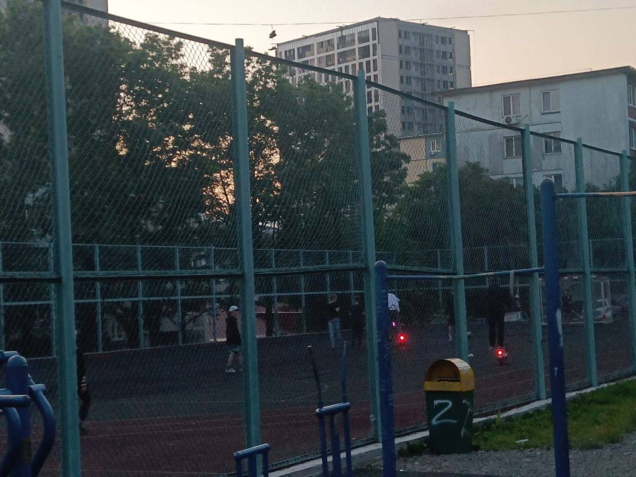 Владивостокцы просят запретить самокаты на стадионах Жители Владивостока обратились к властям с просьбой запретить катание на самокатах на территории стадиона «Енисейская, 18». По их словам, несмотря на установленные щиты с предупреждениями, водители самокатов продолжают игнорировать правила, создавая опасность для пешеходов и спортсменов. А что еще произошло?