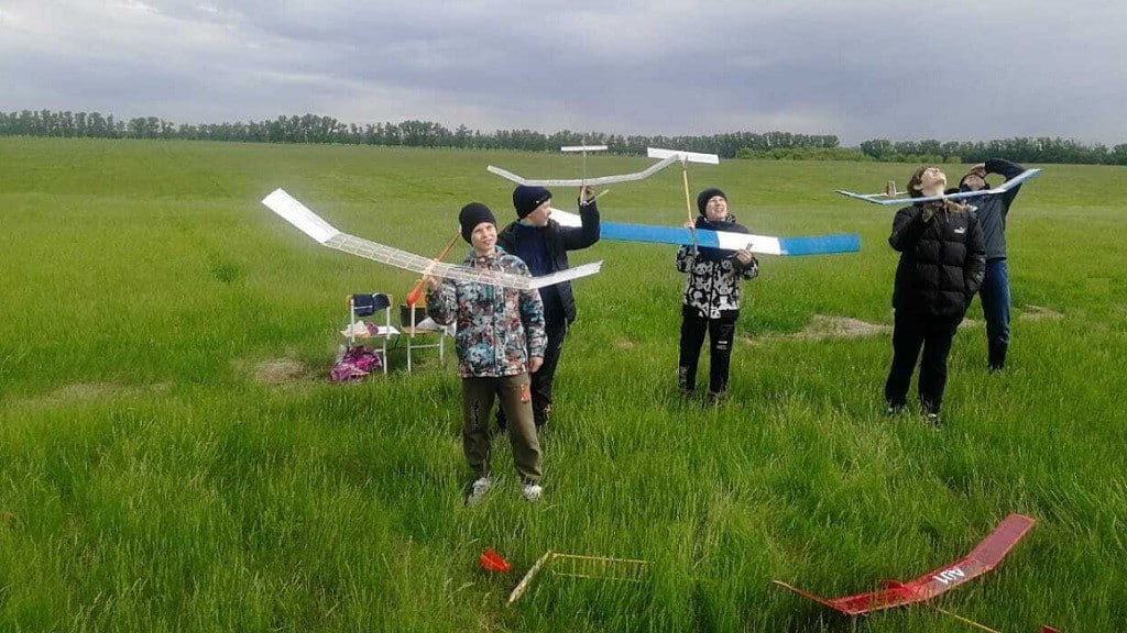 В Алтайском крае пройдут открытые соревнования по пилотированию дронов Сегодня и завтра состоится открытое первенство Алтайского края по беспилотным летательным аппаратам и свободнолетающим моделям Это дроны, радиоуправляемые планеры и воздушные змеи. В соревнованиях примут участие школьники до 18 лет. Игры организуют при участии педагогов детского технопарка Алтайского края «Кванториум.22». Их проведут в алтайском селе Бобровка Первомайского района на площадке аэродрома «Лесной» с 11:00 до 17:00 Фото: детский технопарк Алтайского края «Кванториум.22» #БиТ_новости