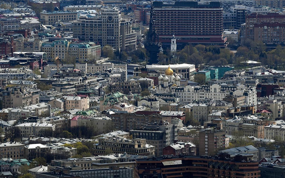 Названы районы Москвы — лидеры по росту цен на элитные новостройки  Хамовники в январе 2025 года возглавили рейтинг районов Москвы по росту за год средней цены 1 кв. м на рынке элитных новостроек. По сравнению с аналогичным периодом прошлого года «квадрат» здесь подорожал на 88%, до 2,72 млн руб., подсчитали для «РБК-Недвижимости» специалисты агентства элитной недвижимости «Intermark Городская Недвижимость».  Второе место занял Арбат, где средняя цена 1 кв. м дорогого жилья за год увеличилась на 59%, до 2,26 млн руб. Третье место у района Дорогомилово, где средняя цена «квадрата» выросла на 35%, до 1,49 млн руб.  На четвертой позиции с ростом средней цены 1 кв. м на 23% за год оказался Пресненский район  до 1,15 млн руб. . На пятом месте рейтинга Тверской район, где зафиксирован рост на 22%, до 2,83 млн руб., уточнили в «Intermark Городская Недвижимость».