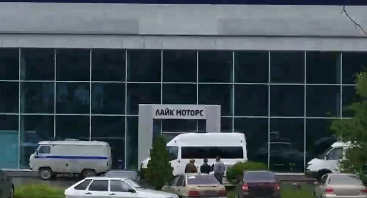 Сотрудников салона "Лайк Моторс" из Прикамья будут судить в Башкирии Прокуратура утвердила обвинительное заключение по уголовному делу в отношении 24 предполагаемых организаторов и членов организованного преступного сообщества, сообщает официальный представитель МВД Ирина Волк. По данным следствия, обвиняемые действовали на территории Башкортостана и Пермского края и похищали деньги потерпевших под видом продажи автомобилей.
