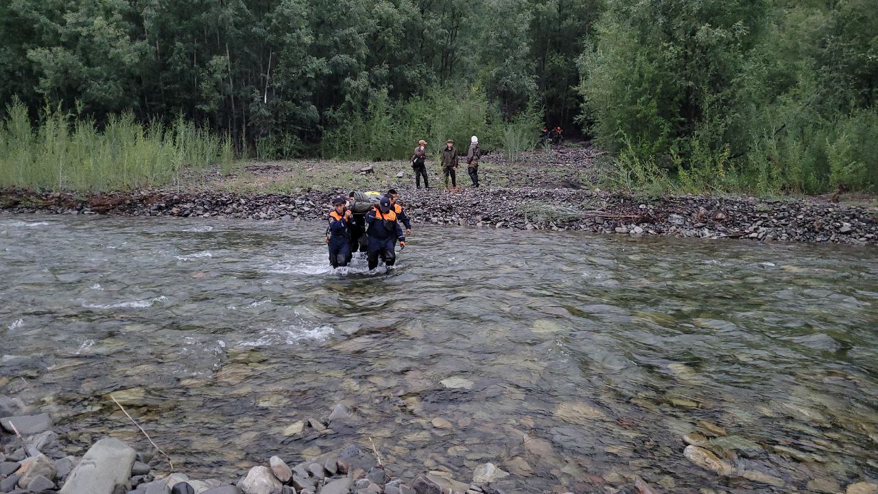 Спасали всю ночь 19 июля в 11:37 в службу спасения поступил тревожный сигнал: в труднодоступном районе особо охраняемой природной территории «Сунтар-Хаята» в 238 километрах от поселка Хандыга 19-летняя студентка получила серьезную травму ноги при падении с трехметровой высоты. Девушка не могла передвигаться самостоятельно, а группа находилась у водопада в сложнопроходимой местности. Подробнее Фото: Служба спасения Якутии