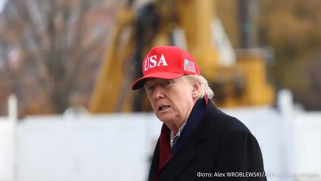 Капитал Трампа упал на 1 1 млрд с сентября Об этом пишет Forbes Чистый капитал президента США снизился с 7 3 млрд до 6 2 млрд Рекордное снижение произошло из за того что акции компании его семьи по работе с криптовалютой Trump Media and Technology Group на этой неделе находились на рекордно низком уровне На данный момент акции по отдельности оцениваются в 7 22 На момент сентября сообщалось что состояние Трампа выросло на 3 млрд за год что позволило ему занять 201 е место в списке 400 богатейших людей США по версии журнала Forbes Рост был в значительной степени обусловлен криптоинвестициями в различные предприятия в том числе финансовую платформу World Liberty Financial IZ RU в Telegram в MAX