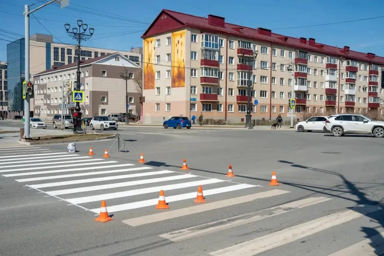 В Южно Сахалинске обновляют дорожную разметку В городе начали наносить свежую разметку после зимы Первые работы прошли на пешеходных переходах у перекрёстков проспектов Мира и Победы а также улицы Горького и Коммунистического проспекта Работы продолжатся в течение недели при устойчивой плюсовой температуре и сухом покрытии Полностью завершить обновление планируют к концу мая Фото ysakhalinsk С любовью ваши острова Подписаться на нас в МАХ