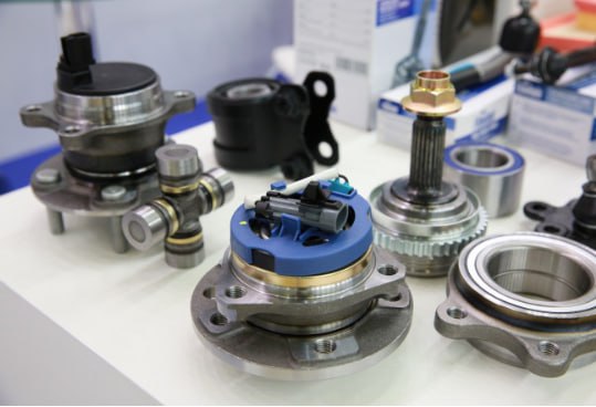 В России расширили эксперимент по маркировке автозапчастей Речь идет об эксперименте по маркировке в государственной системе Честный знак На добровольной основе в нем смогут принять участие производители импортеры и продавцы свечей зажигания для автобусов колес и колесных дисков а также тормозных колодок и дисков До сих пор эксперимент распространялся на масляные фильтры свечи зажигания лобовые стекла и стекла используемые в наземном транспорте Эксперимент по маркировке автозапчастей начался 25 февраля 2025 года продлится до 28 февраля 2026 года Он необходим для формирования общей модели и порядка маркировки а также отработки оптимальных технологий нанесения кодов на товары