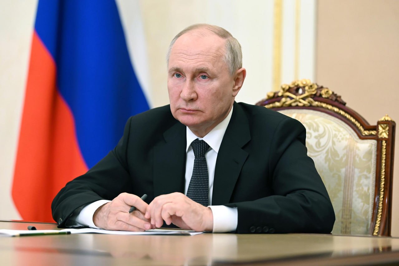 Владимир Путин одобрил инициативы, выработанные угольщиками совместно с Верховным Советом Хакасии Президент России поддержал предложения Хакасии по стабилизации угольной отрасли. Ряд инициатив был сформирован в феврале на совещании в Верховном Совете региона с участием угольных компаний. Принятые меры помогут справиться с последствиями кризиса 2024 года — падением экспорта и убытками в отрасли. Основные меры: сохранение экспортных квот для Хакасии — 6,5 млн тонн; скидка 12,8% на экспортные перевозки; возврат понижающих тарифов РЖД; гарантированный вывоз угля на восток; стратегическая санация предприятий; программы переобучения работников; Эти шаги помогут удержать экономику региона, сохранить рабочие места и перейти к устойчивому развитию угольной отрасли. Вести. Хакасия Подписаться