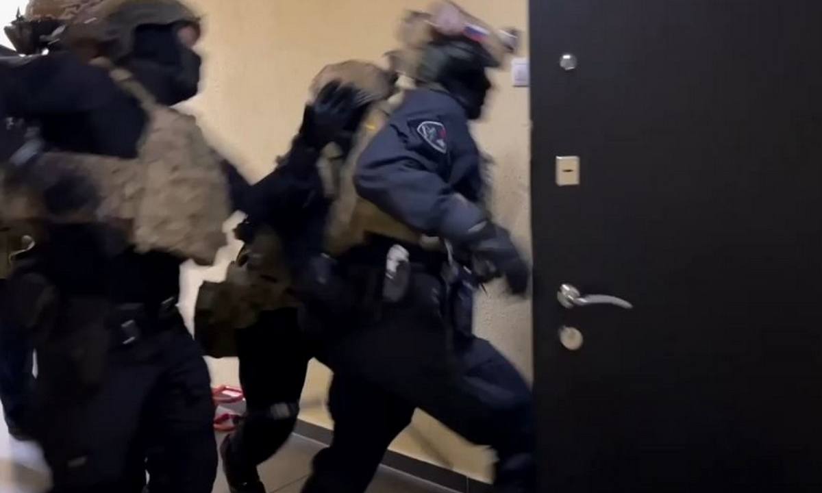 #Карелия #преступление ‼ В МВД Карелии рассказали подробности убийства в баре в Питкяранте, убийцу до сих пор не задержали. Минувшей ночью в одном из баров двое посетителей поссорились. Один мужчина выстрелил в 37-летнего оппонента, тот скончался на месте. 31-летний убийца с места происшествия скрылся. Его личность установлена. Сообщается, что сейчас он прячется в гараже. — На месте работают сотрудники правоохранительных органов, ведутся мероприятия, направленные на задержание злоумышленника, — сообщили в МВД.