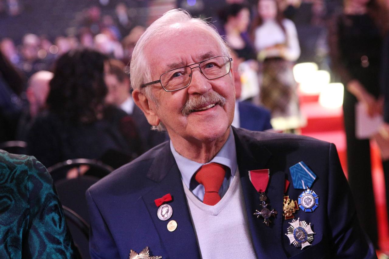Александр Лукашенко поздравил народного артиста РСФСР Василия Ливанова с 90-летием   "Ваши многогранный талант, неповторимая индивидуальность и исключительное мастерство перевоплощения завоевали сердца многочисленных поклонников. Белорусские зрители разных поколений знают и искренне любят созданные Вами образы харизматичных киногероев и мультипликационных персонажей", — говорится в поздравлении.  Василий Ливанов принимал участие в создании культовых советских мультфильмов, в том числе в качестве автора сценариев. Он озвучивал крокодила Гену, короля из "Бременских музыкантов" и удава из "38 попугаев". Кроме того, широкую известность актер получил как исполнитель роли Шерлока Холмса в сериале по произведениям Артура Конана Дойла.