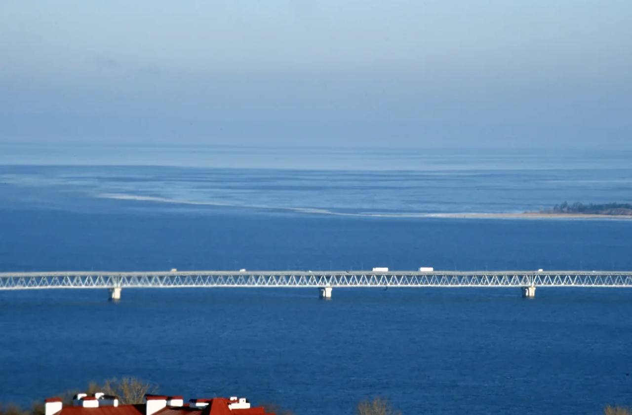 В Ульяновске на Президентском мосту вводится ограничение скорости движения  С 19 октября на мостовом переходе «Президентский» через Волгу в Ульяновске будут установлены знаки ограничения скорости 60 и 80 км/ч, а также «Скользкая дорога». Об этом сообщает пресс-служба правительства региона.   Данная мера применяется ежегодно с установлением отрицательных температур. ФКУ «Волго-Вятскуправтодор» просит автомобилистов соблюдать требования временных дорожных знаков.