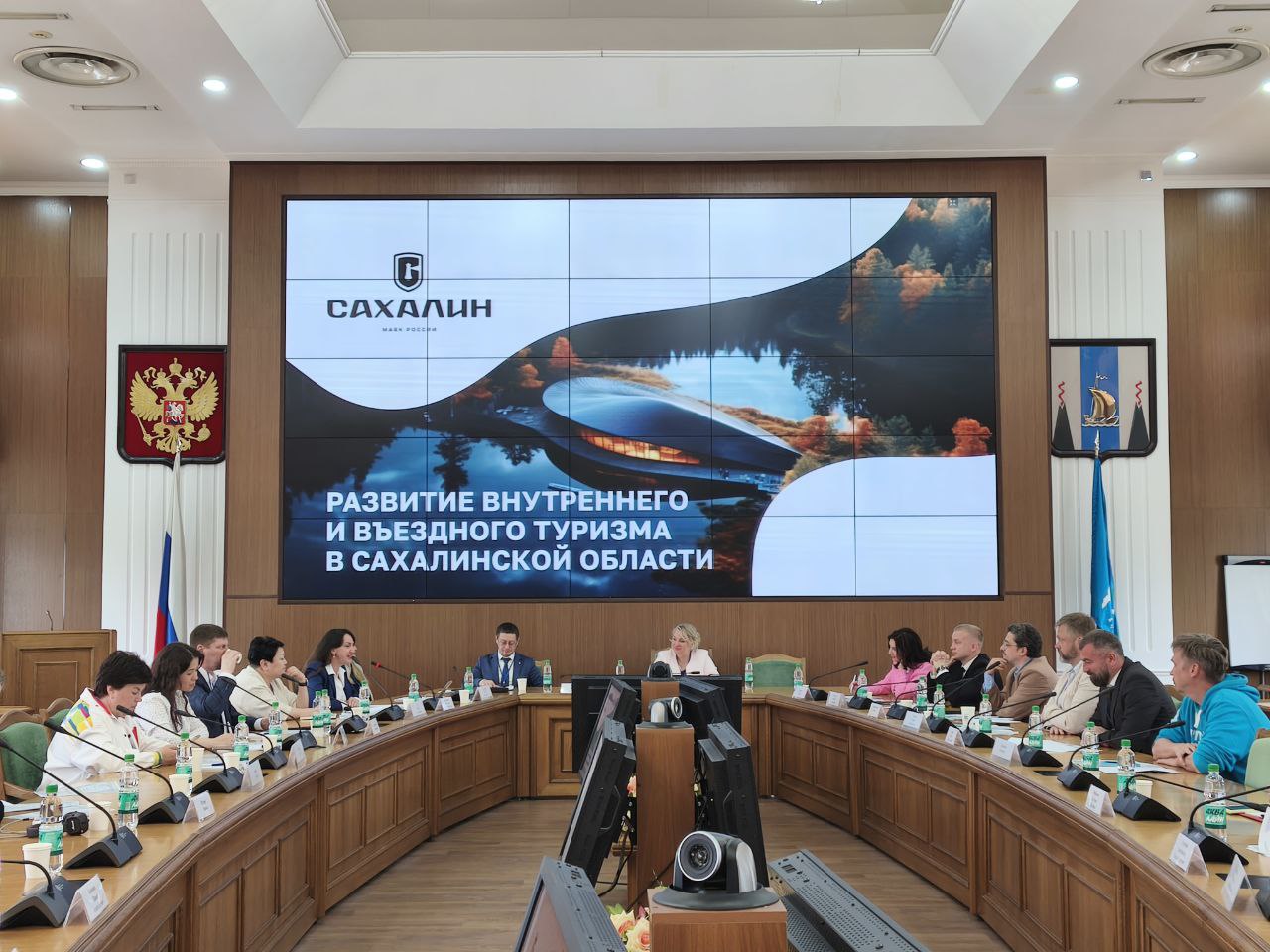 Второй городской туристический форум «Южно-Сахалинск - Маршрут Построен» стартовал сегодня в островной столице. Мероприятие собрало ведущих экспертов туристической отрасли региона и приглашенных специалистов. Главными темами форума стали креативная индустрия, инвестиционная привлекательность региона, а также развитие сферы туризма и факторы, влияющие на увеличение туристического потока в регион. В рамках своего выступления первый заместитель министра туризма Сахалинской области Наталия Пахолкова озвучила ключевые аспекты развития отрасли. Наталия Пахолкова сообщила, что регион уже вернулся к допандемийным показателям, и туристический поток будет только расти. Поэтому сейчас стоит важная задача — формирование качественного туристического потока и управление им. Сахалин и Курилы обладают богатым природным потенциалом, и, развивая туризм, важно сохранить его. В настоящее время основной туристический поток, а это почти 95%, сосредоточен на юге острова, и уже к 2030 году планируется перераспределение его на центр и север острова. Планируется создание и развитие новых маршрутов и троп, а также уделение особого внимания обустройству зон отдыха у воды категории "Синий флаг". Первый заместитель министра туризма подчеркнула, что, в первую очередь, все это делается ради местных жителей, которые должны с удовольствием отдыхать в своем регионе. - Когда местным жителям жить хорошо, то и туристам у нас будет комфортно и приятно, - подытожила она свое выступление. Организаторами мероприятия выступает администрация г. Южно-Сахалинска в лице Департамента культуры и туризма и МАУ «Культурно-туристический центр».