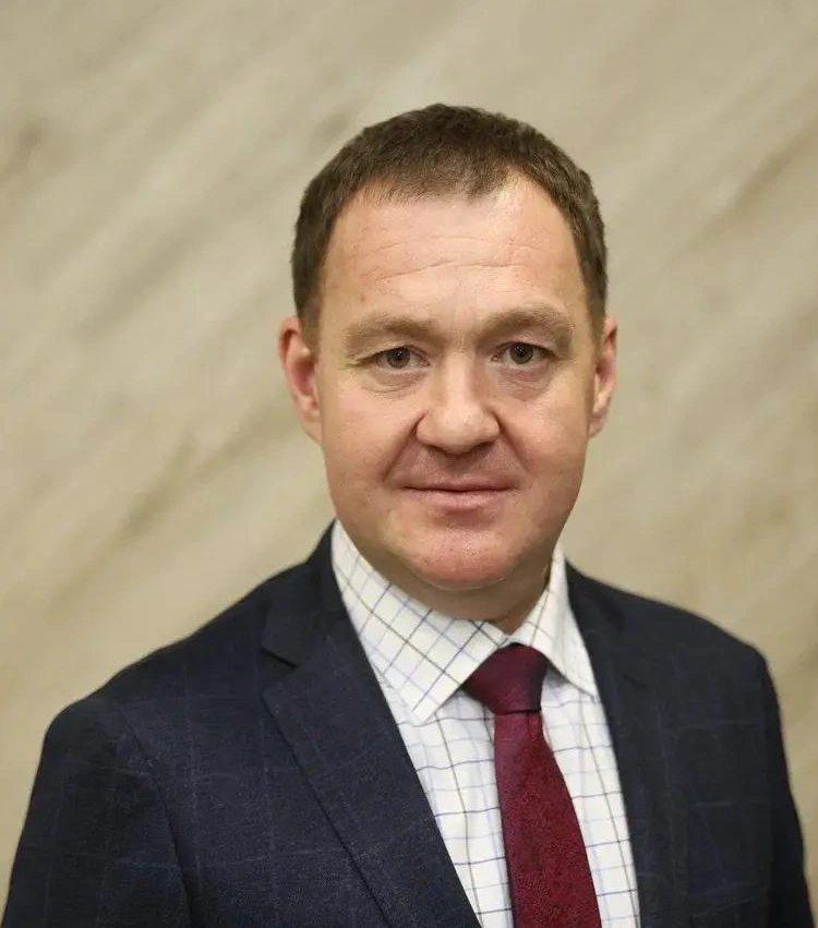 Новый глава минтранса Забайкалья не ответил каково ему принять новое и проблемное министерство Евгений Дюртеев прокомментировал свое назначение и обозначил планы в работе но не ответил не страшно ли ему возглавлять минтранс при условии всей ауры бывшего министерства строительства где очень часто менялись руководители и кого он оценивает из своих предшественников выше остальных Комментарий Дюртеева chitaru75 передала пресс служба правительства Возглавлять Министерство транспорта и дорожного хозяйства Забайкальского края это большая личная ответственность и уникальная возможность внести вклад в развитие региона В работе планирую сосредоточить своё внимание на развитии транспортной инфраструктуры края усилении контроля за ремонтом дорог и других направлениях деятельности министерства Планируем и некоторые изменения в части дорожного строительства это например применение инновационных технологий и материалов инструментов мониторинга и планирования создание государственно частных партнёрств что в итоге должно привести к оптимизации ремонтных работ и развитию дорожной сети Забайкальского края Министерство строительства дорожного хозяйства и транспорта Забайкальского края разделили на Министерство строительства и Министерство транспорта и дорожного хозяйства региона Дюртеева назначили главой минтранса 5 ноября Биография нового руководителя и бывшего руководителя Службы единого заказчика здесь на Чита Ру в МАХ